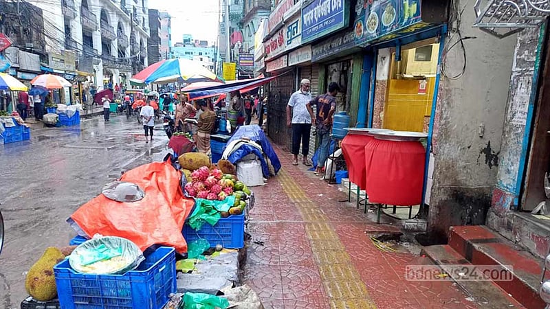 দৃষ্টিপ্রতিবন্ধীদের জন্য ফুটপাতে বসানো ‘ট্যাকটাইলস’ কতটা কাজে আসছে?
