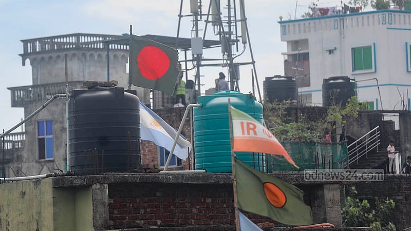 বিশ্বকাপ ফুটবলের সময়ে ঢাকার বিভিন্ন ভবনের ছাদে ওড়ানো হয় বাংলাদেশের জাতীয় পতাকাসহ বিভিন্ন দেশের পতাকা। খেলা শেষ হওয়ার কয়েক মাস পেরিয়ে গেলেও সেগুলো নামানো হয়নি। পতাকাগুলো রোদ-বৃষ্টিতে পচে ছিঁড়ে গেছে। বাংলাদেশের আইন অনুযায়ী ছেঁড়া, ফাটা বা বিবর্ণ জাতীয় পতাকা ওড়ানো বা প্রদর্শন করা অপরাধ।&amp;nbsp;&amp;nbsp; ছবি: আব্দুল্লাহ আল মমীন