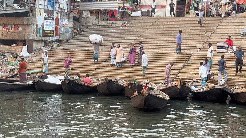 নৌকা ঘিরেই জীবন-জীবিকা