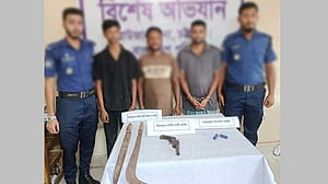 চট্টগ্রামে ‘শীর্ষ সন্ত্রাসী’ রায়হানের ৩ সহযোগী অস্ত্রসহ গ্রেপ্তার