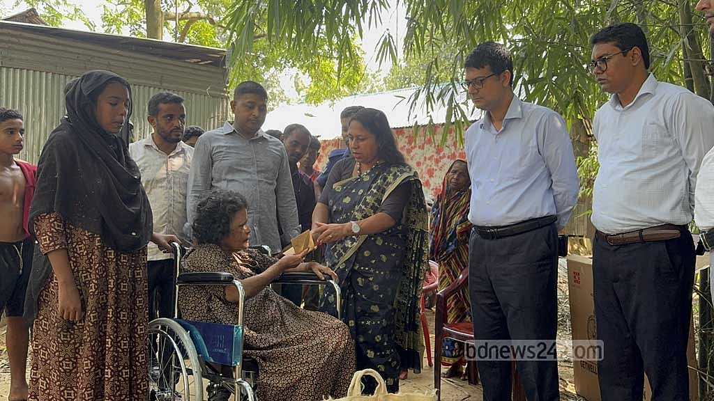 একটা হুইলচেয়ার পেয়ে ১০ বছর পর ঘরের বাইরে এলেন জমেলা
