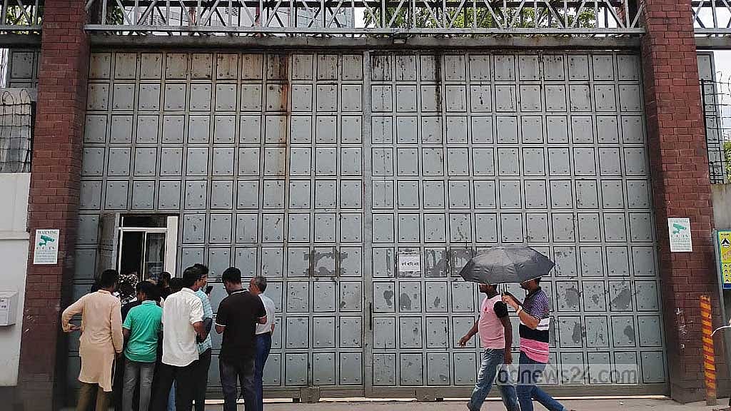 ডলারের অঙ্ক বাড়ে, শ্রমিকের হিসাব মেলে না