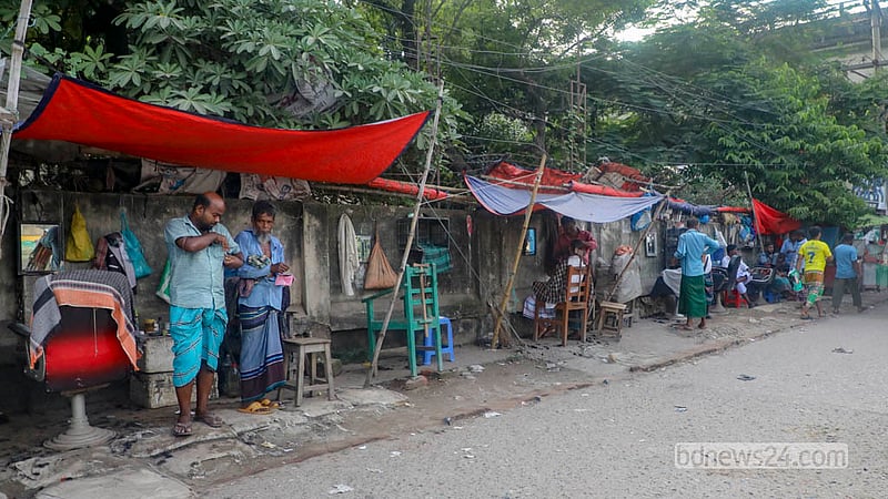 ঢাকার কেরাণীগঞ্জের বুড়িগঙ্গা নদীর পাশে আগানগর এলাকায় সড়কের পাশে ভ্রাম্যমাণ দোকান খুলে বসেছেন জনা দশেক নরসুন্দর।&amp;nbsp; ছবি: আব্দুল্লাহ আল মমীন