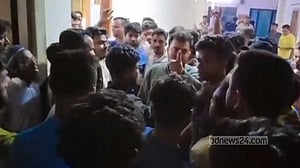 ওসির কক্ষের সামনে দাঁড়িয়ে ‘থানার ইট খুলে নেওয়া’র হুমকি এনসিপি নেতার