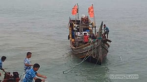 সাগরে ইঞ্জিন বিকল, ট্রলারসহ ১৩ জেলে উদ্ধার