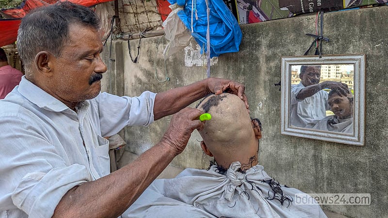 ঢাকার কেরাণীগঞ্জের আগানগর এলাকায় ফুটপাতে নরসুন্দরদের কাছে চুল ও দাড়ি কাটাতে গুনতে হয় ৬০ থেকে ১০০ টাকা।&amp;nbsp; ছবি: আব্দুল্লাহ আল মমীন