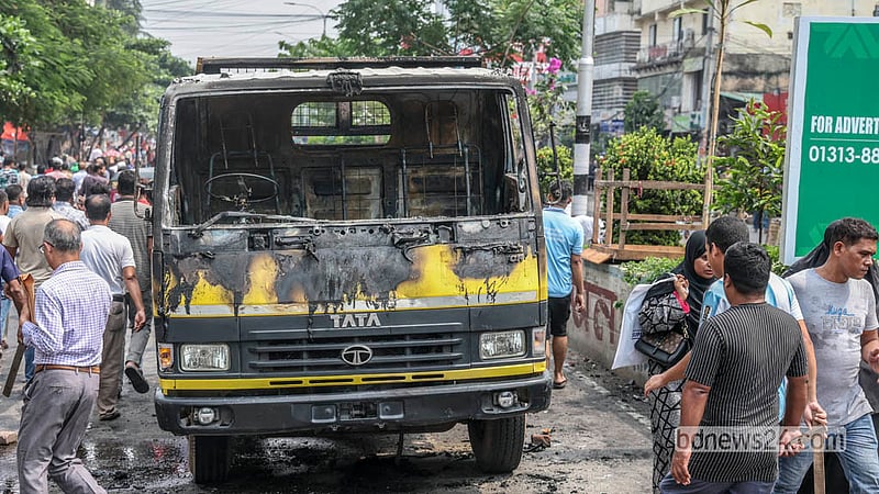 রাজধানীর মিরপুর ১০ নম্বরে বুধবার ফুটপাতের অবৈধ স্থাপনা উচ্ছেদের সময়ের উত্তর সিটি করপোরেশনের কয়েকটি গাড়িতে আগুন দেন হকাররা।