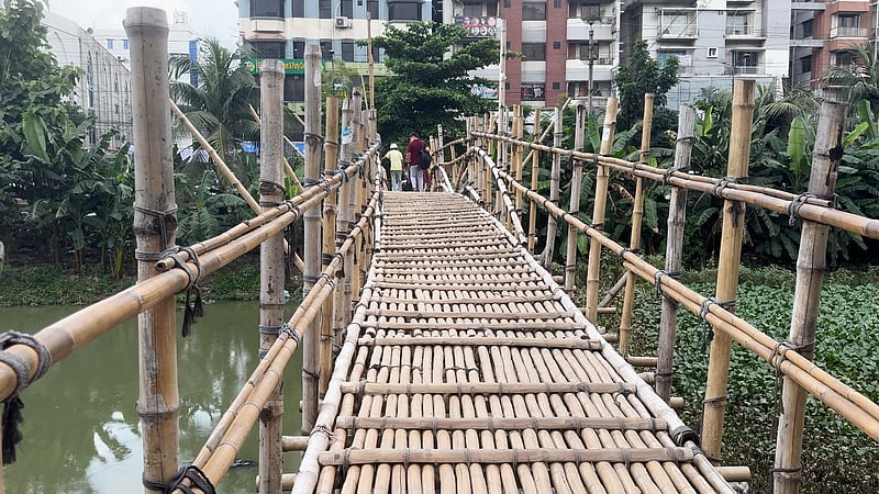রাজধানীতে বাঁশের সাঁকো!