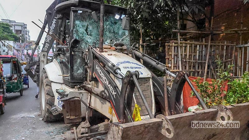 রাজধানীর মিরপুর ১০ নম্বরে ফুটপাতের অবৈধ স্থাপনা উচ্ছেদের সময় উত্তর সিটি করপোরেশনের গাড়ি ভাঙচুর করেন হকাররা।