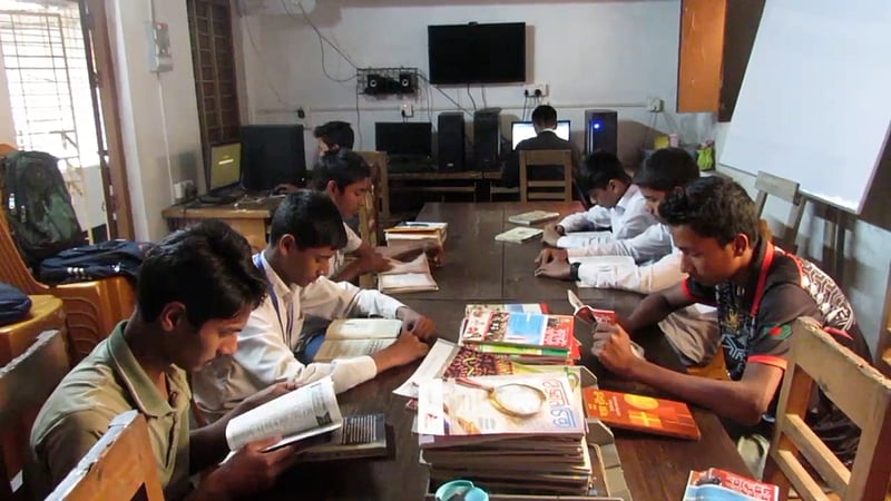 যে পাঠাগারে বই পড়ার সঙ্গে কম্পিউটার শেখা যায়