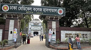 ফুটওভার ব্রিজে অজ্ঞান পড়ে ছিলেন বৃদ্ধ, ঢামেকে মৃত্যু