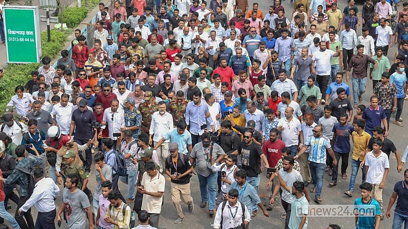 রাজধানীর মিরপুর ১০ নম্বরে ফুটপাতে উচ্ছেদ অভিযানে সংঘর্ষের পর ঘটনাস্থলে যান ঢাকা উত্তর সিটি করপোরেশনের প্রশাসক মোহাম্মদ শফিকুল ইসলাম খান মিল্টন।