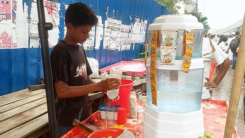 কাজের মাঝেই শৈশব কাটছে রোমনের