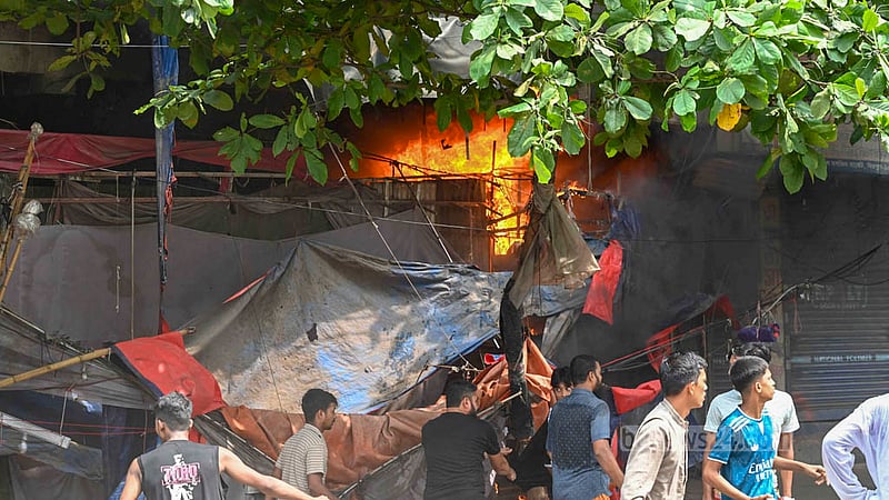 রাজধানীর মিরপুর ১০ নম্বরে ফুটপাতে উচ্ছেদ অভিযানের সময় বিদ্যুতের শর্ট সার্কিট থেকে আগুন লেগে ক্ষতিগ্রস্ত একটি অস্থায়ী দোকান।