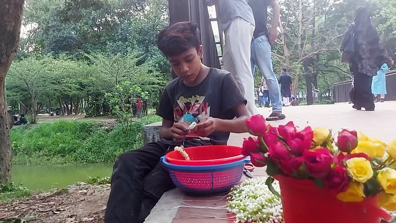 ফুল বিক্রি করে সংসার চালায় শিশু ইমন
