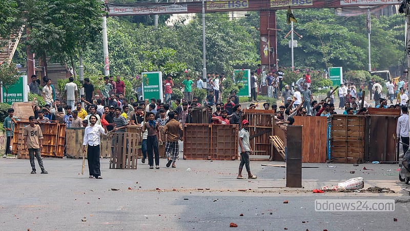 রাজধানীর মিরপুর ১০ নম্বরে ফুটপাতের অবৈধ স্থাপনা উচ্ছেদের সময় পুলিশের সঙ্গে সংঘর্ষে জড়ান হকাররা।