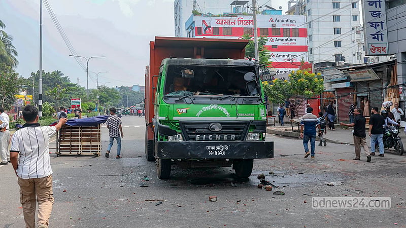 রাজধানীর মিরপুর ১০ নম্বরে বুধবার ফুটপাতের অবৈধ স্থাপনা উচ্ছেদের সময়ের উত্তর সিটি করপোরেশনের কয়েকটি গাড়িতে আগুন দেন হকাররা।