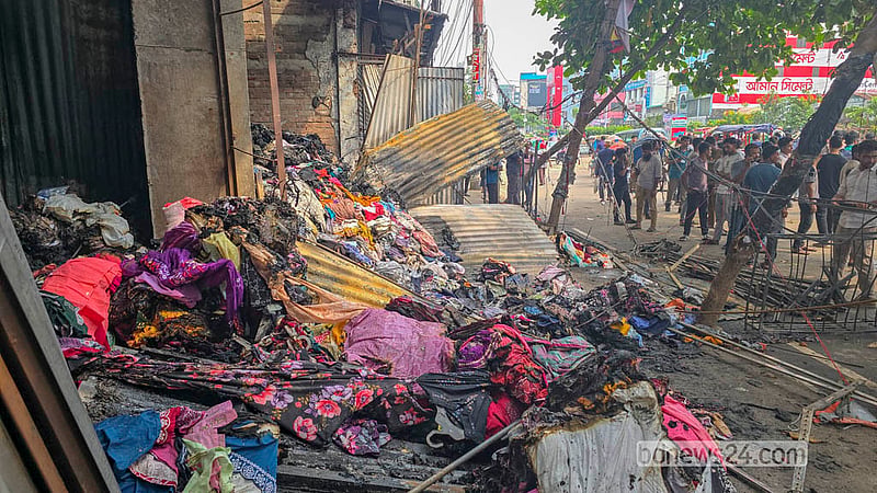 রাজধানীর মিরপুর ১০ নম্বরে ফুটপাতে উচ্ছেদ অভিযানের সময় বিদ্যুতের শর্ট সার্কিট থেকে আগুন লেগে ক্ষতিগ্রস্ত একটি অস্থায়ী দোকান।
