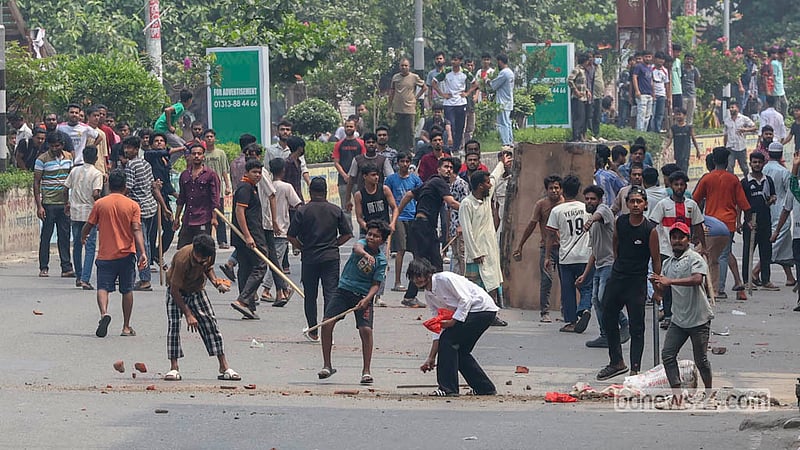 রাজধানীর মিরপুর ১০ নম্বরে বুধবার ফুটপাতের অবৈধ স্থাপনা উচ্ছেদের সময় পুলিশ ও সিটি করপোরেশনের কর্মীদের সঙ্গে সংঘর্ষে জড়ান হকাররা।