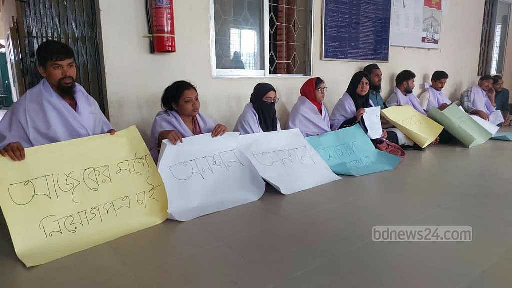 ‘কাফনের কাপড় নিয়ে বসেছি, মরব তবু নিয়োগপত্র ছাড়া ফিরব না’
