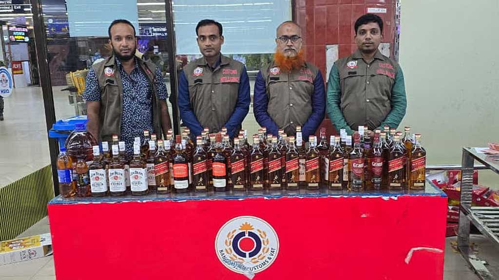 শাহজালালে দুই যাত্রীর কাছ থেকে ৮১ লিটার বিদেশি মদ জব্দ