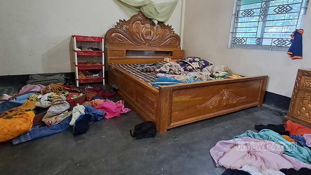 গাজীপুরে স্ত্রী-সন্তানের গলায় দা ধরে প্রবাসীর বাড়িতে ডাকাতি