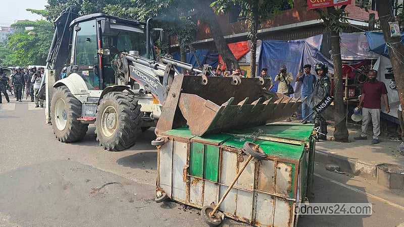 রাজধানীর মিরপুর ১০ নম্বরে হকারদের সংঘর্ষের পর পুনরায় উচ্ছেদ অভিযান চালায় সিটি করপোরেশন।