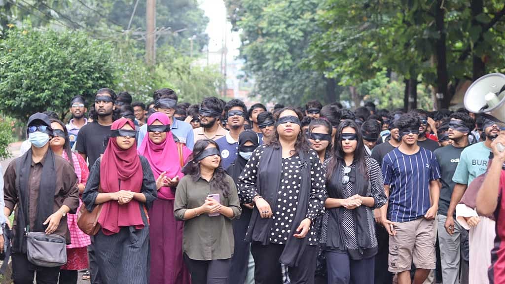 চুয়েট আন্দোলন: নবম দিনে চোখ বেঁধে প্রতিবাদ মিছিল
