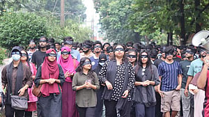 চুয়েট আন্দোলন: নবম দিনে চোখ বেঁধে প্রতিবাদ মিছিল