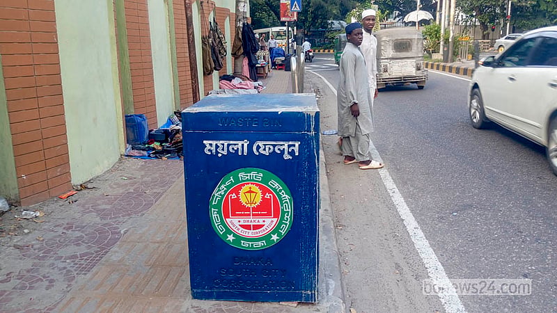 রাজধানীর সড়ক পরিচ্ছন্ন রাখার লক্ষ্যে কাকরাইলে ফুটপাতে নতুন ডাস্টবিন বসিয়েছে ঢাকা দক্ষিণ সিটি করপোরেশন।&amp;nbsp; ছবি: আব্দুল্লাহ আল মমীন