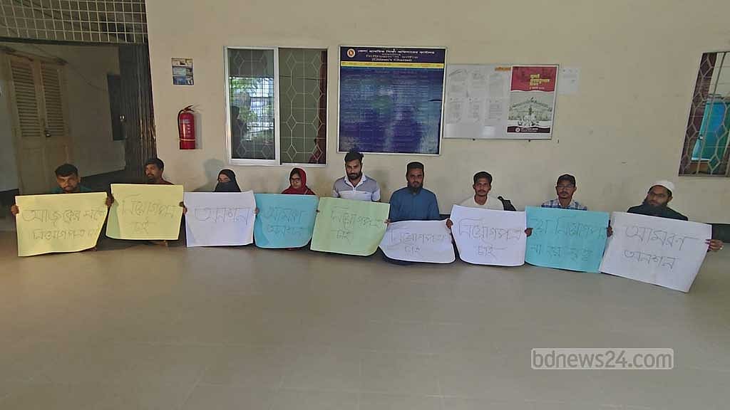 কাফনের কাপড় পরে অনশন: নিয়োগপত্র পেলেন ২০ শিক্ষক