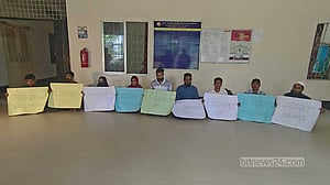 কাফনের কাপড় পরে অনশন: নিয়োগপত্র পেলেন ২০ শিক্ষক