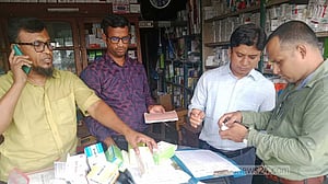 টুঙ্গিপাড়ায় ওষুধ সংরক্ষণের ফ্রিজে সবজি, ২ ফার্মেসিকে জরিমানা