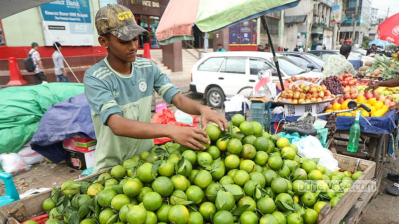 রাজধানীর কারওয়ান বাজারে একটি খুচরা দোকানে বিক্রির জন্য স্তূপ করে রাখা হয়েছে তুলনামূলক কম দামের দেশি মাল্টা। ছবি: শামছুল হক রিপন