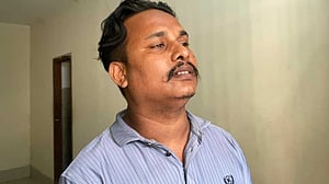 মুন্সীগঞ্জে শ্রেণিকক্ষে ঢুকে ছাত্রকে আছাড় দিলেন সহপাঠীর ‘অভিভাবক’