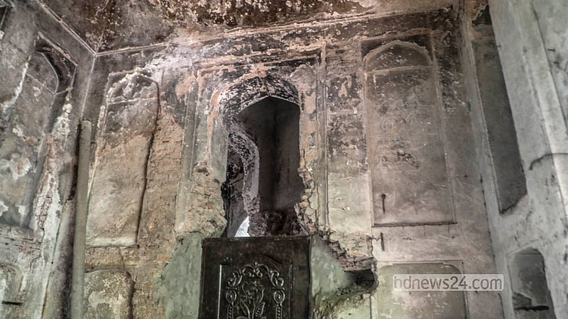 পলাশীর যুদ্ধে নবাব সিরাজউদ্দৌলার পতনের পর তার মা আমেনা বেগম, খালা ঘষেটি বেগম, স্ত্রী লুৎফুন্নেসা ও কন্যা উম্মে জোহরাকে এ জিঞ্জিরা প্রাসাদে বন্দি রাখা হয়েছিল।&amp;nbsp; ছবি: আব্দুল্লাহ আল মমীন