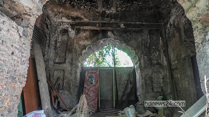 দখলদাররা নষ্ট করছে জিঞ্জিরা প্রাসাদের প্রবেশ তোরণের টিকে থাকা কিছু অংশ।&amp;nbsp; ছবি: আব্দুল্লাহ আল মমীন