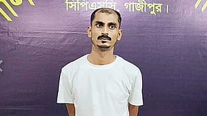 গাজীপুরে বিদেশি পিস্তল ও গুলিসহ যুবক আটক