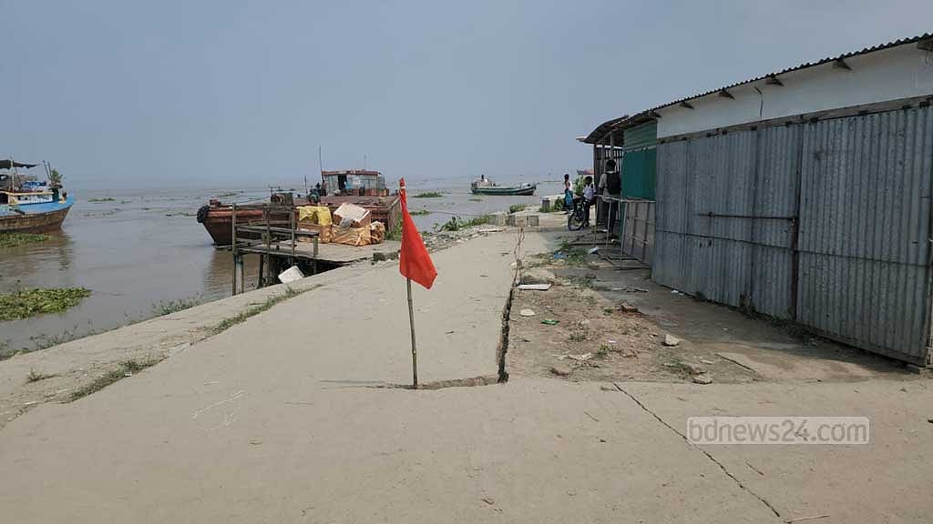 নড়িয়ায় পদ্মার তীর রক্ষা বাঁধে প্রায় ৫০ মিটার ফাটল, আতঙ্ক