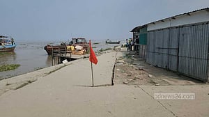 নড়িয়ায় পদ্মার তীর রক্ষা বাঁধে প্রায় ৫০ মিটার ফাটল, আতঙ্ক