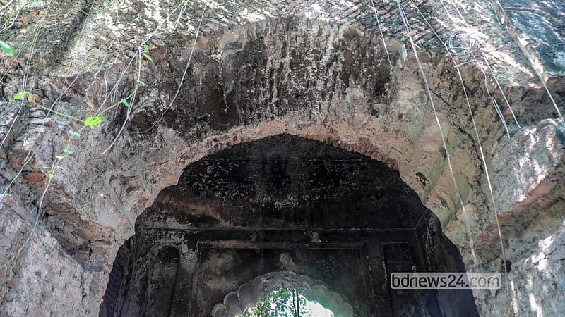 দখলদাররা নষ্ট করছে জিঞ্জিরা প্রাসাদের প্রবেশ তোরণের টিকে থাকা কিছু অংশ।&amp;nbsp; ছবি: আব্দুল্লাহ আল মমীন