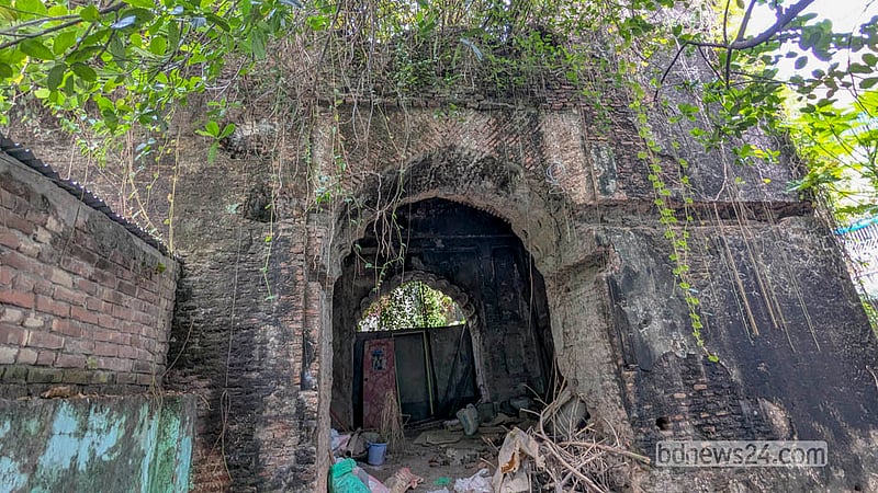 একসময় কয়েক একর জায়গা জুড়ে ছিল এ জিঞ্জিরা প্রাসাদ। এখন টিকে আছে প্রাসাদের দুটি টুকরো ভবন।&amp;nbsp; ছবি: আব্দুল্লাহ আল মমীন