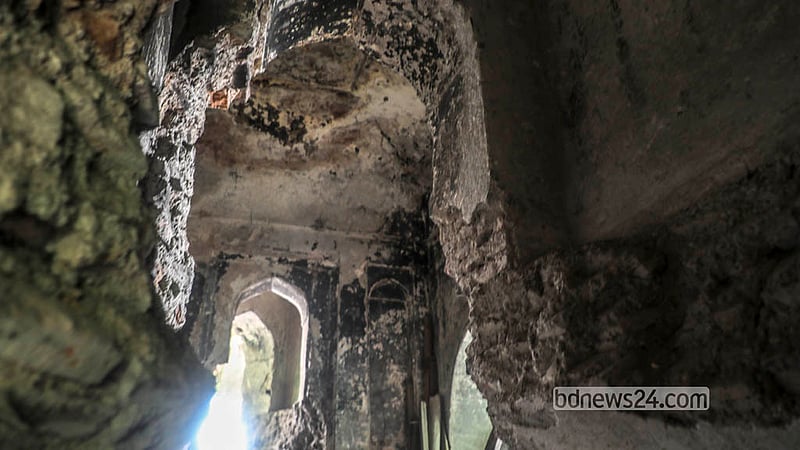 অযত্ন আর অবহেলায় জরাজীর্ণ দশায় আছে ঢাকার কেরাণীগঞ্জের হাউলি এলাকার জিঞ্জিরা প্রাসাদ।&amp;nbsp; ছবি: আব্দুল্লাহ আল মমীন