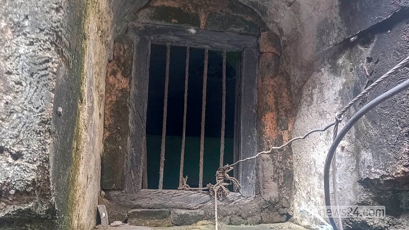 সতেরো শতকের শেষভাগে মুঘল সুবেদার নবাব ইব্রাহিম খাঁ বুড়িগঙ্গা নদীর ওপারে জিঞ্জিরা প্রাসাদ বা ‘নওঘরা’ নির্মাণ করেন। এটি তখন মূল ঢাকা বা জাহাঙ্গীরনগরের সঙ্গে একটি কাঠের সেতুর মাধ্যমে যুক্ত ছিল।&amp;nbsp; ছবি: আব্দুল্লাহ আল মমীন