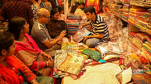 দুর্গাপূজায় ‘হিসাব কষে’ কেনাকাটা, ‘আশা পূরণ হয়নি’ বিক্রেতাদের