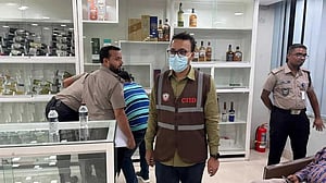 শুল্কমুক্ত মদ: সালমান মুক্তাদিরের শ্বশুরের ৪ ওয়্যারহাউজে সিলগালা