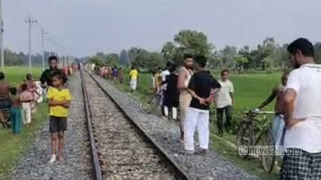 লালমনিরহাটে ট্রেন আসার সময় হঠাৎ রেললাইনে উঠে পড়েন নারী