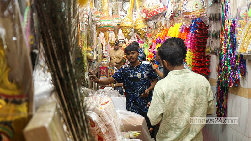 দুর্গাপূজা সামনে রেখে ঢাকার শাঁখারিবাজারের একটি দোকানে সাজিয়ে রাখা হয়েছে পূজার সাজসজ্জার সরঞ্জাম। ছবি: শামছুল হক রিপন