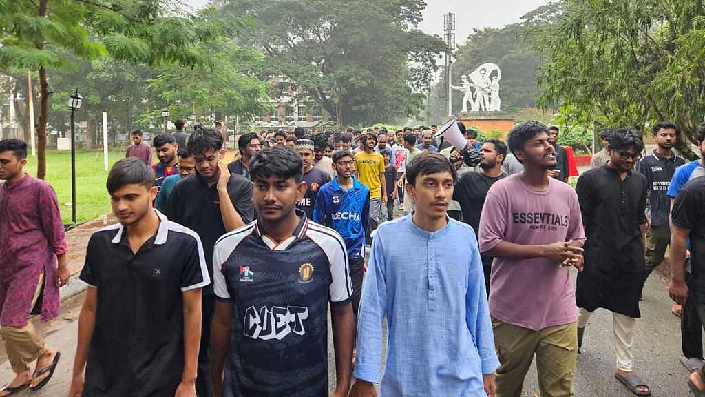 চুয়েটে উপাচার্য পুনর্বহালের আন্দোলন: ছুটির দিনেও বিক্ষোভ মিছিল