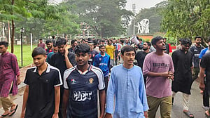 চুয়েটে উপাচার্য পুনর্বহালের আন্দোলন: ছুটির দিনেও বিক্ষোভ মিছিল
